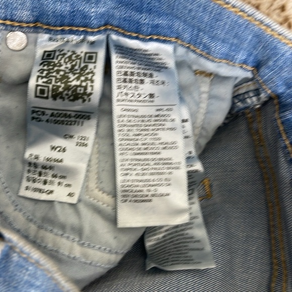 LEVI’S 311 SHAPING SKINNY CAPRI Jeans - Picture 6 of 7